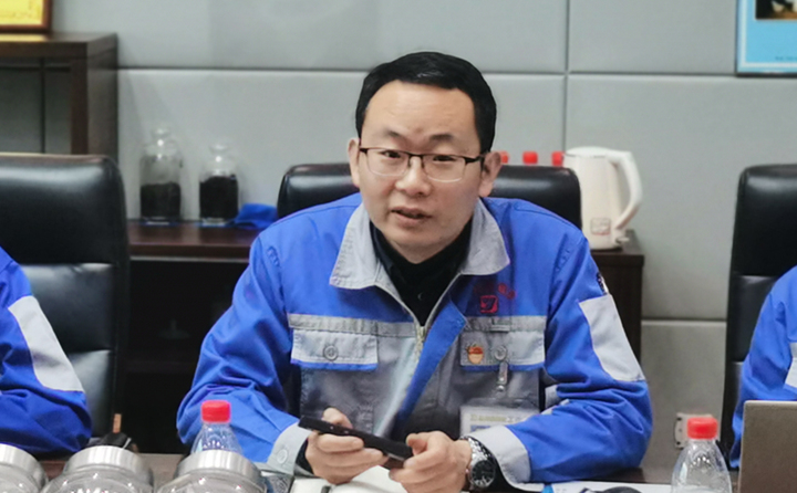技術部部長張波與營銷人員分享2020年顆粒機設備和粉碎機設備改進點以及對2021年大型粉碎設備、牛糞顆粒爐設備的技術參數、選型、及工藝流程進行講解培訓.jpg