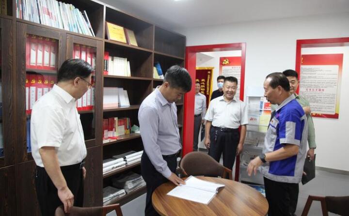 在黨群活動室，工會主席景奉全以PPT的形式向現場領導詳細介紹了居邦源集團的產業工人隊伍建設以及改革情況。.jpg