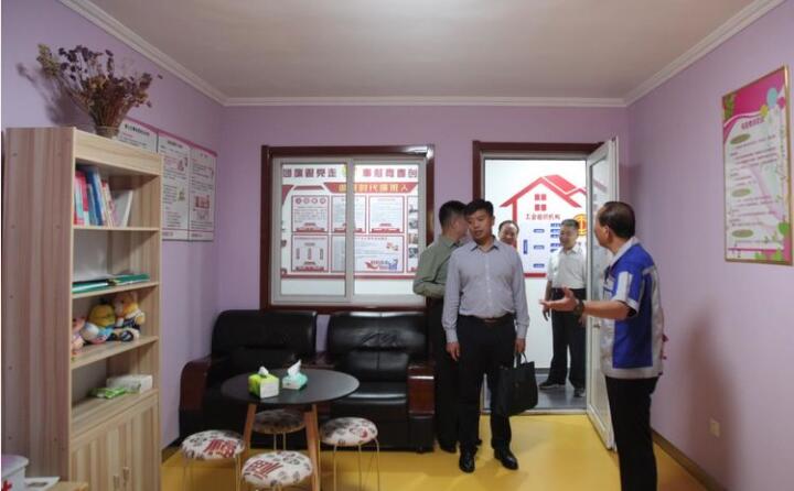 在黨群活動室，工會主席景奉全以PPT的形式向現場領導詳細介紹了居邦源集團的產業工人隊伍建設以及改革情況。.jpg